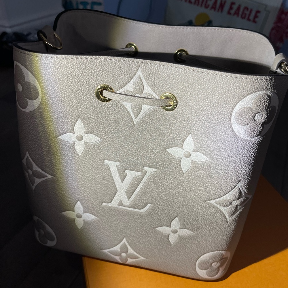 Brand New Louis Vuitton 2021 NéoNoé MM45555 Bicolor Monogram Empreint Dove/Cream